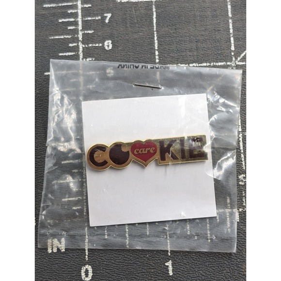 DoubleTree By Hilton Cookie Care Campaign Hotel Gold Tone Enamel Pin Red Heart - Picture 2 of 5